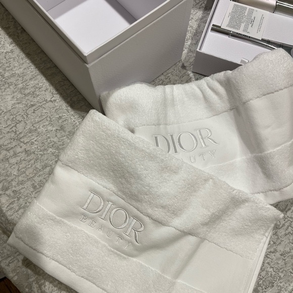 Dior Around The World Exclusive Skincare Set + Vanity Case + 2 Dior Face Towels - Picture 5 of 7